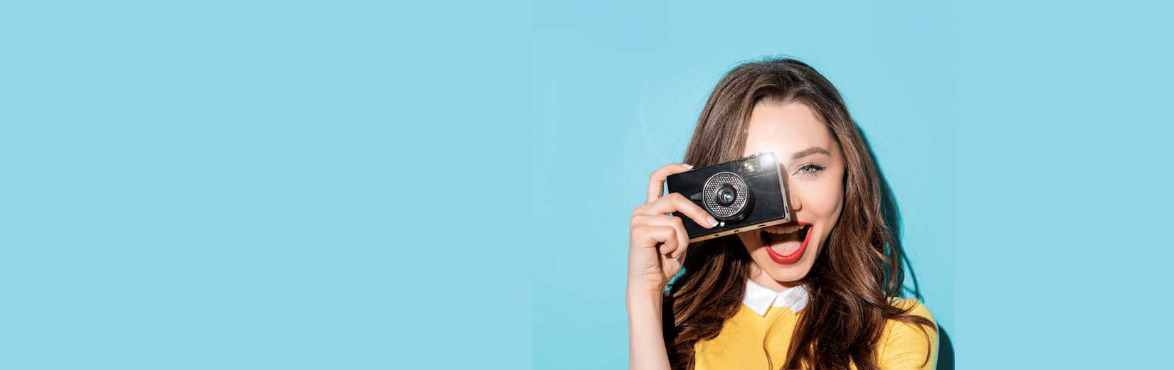 Femme qui prend une photo pour illustrer une capture d'écran sur PC ou Mac