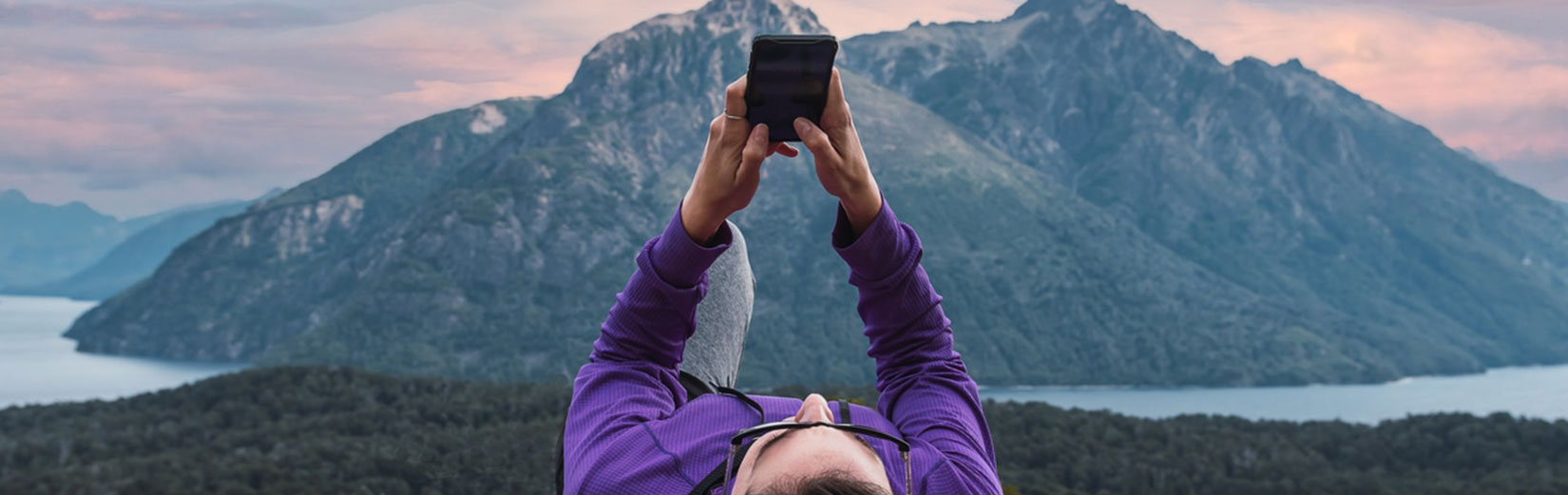 Femme en nature utilisant Strigo Internet