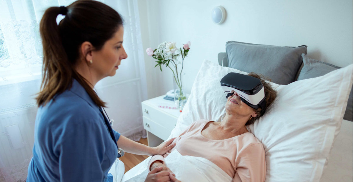Patien à l'hopital avec casque de réalité virtuelle.