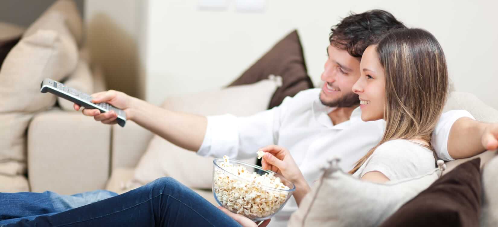 Couple profitant du combo Télévision et Internet