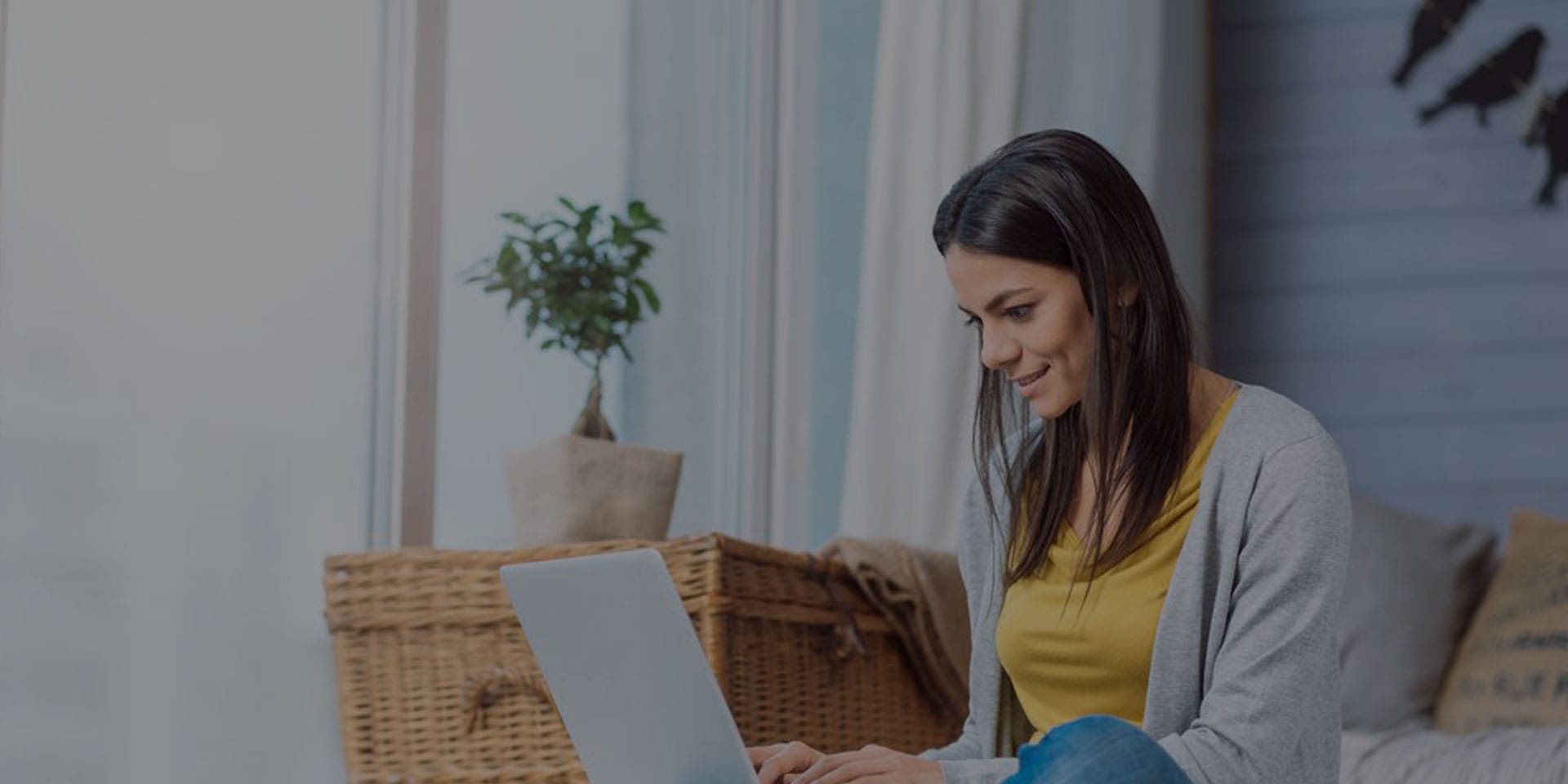 Femme regardant sa internet haute vitesse à Louvicourt